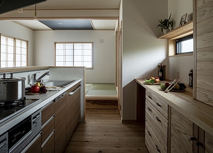 画像：造作キッチン背面収納とアイランドキッチン